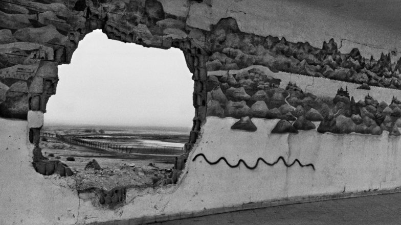 Großformatige Fotografien von Josef Koudelka (*1938) zeigen die zerschnittenen Landschaften zwischen Israel und der palästinensischen Westbank. Dieses Bild zeigt eine Wandkarte der Kreuzritter aus dem Jahr 2009 am Kalia Junction im Gebiet am Toten Meer.