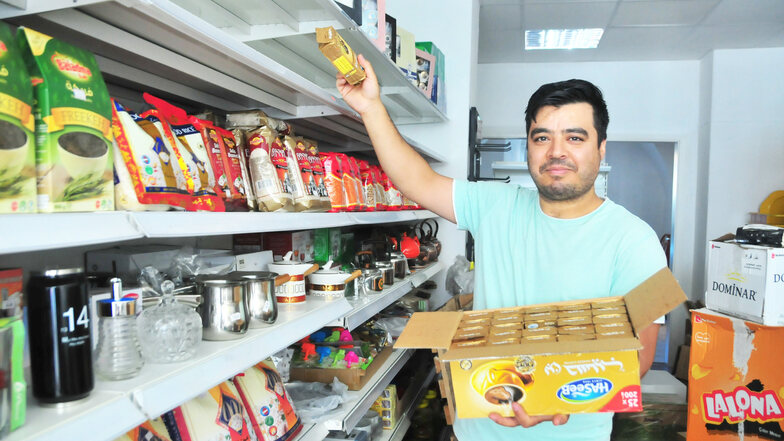 Mohammed Ezevdin räumt sein neues Geschäft auf der Naundorfer Straße neben dem Lotto- und Pressehop ein.