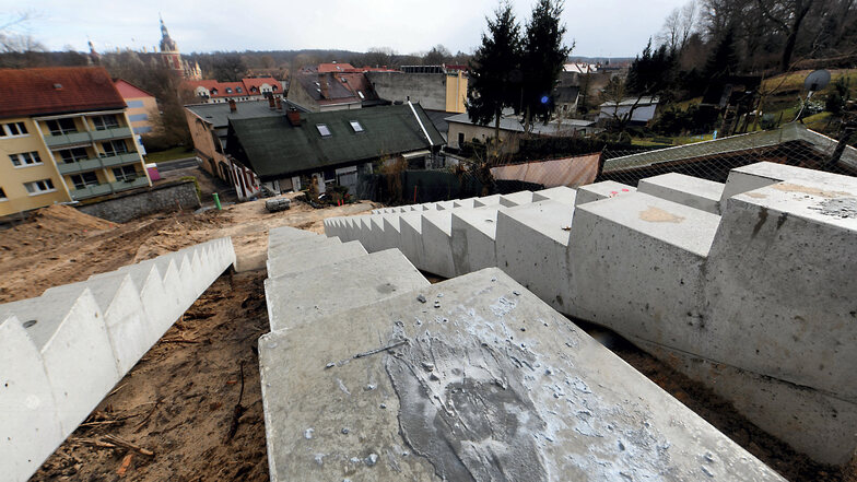 Der Bau der Treppe zwischen Bergpark und Markt ist ein Teilprojekt des Nationalen Städtebaus in Bad Muskau, wird aus dem Bundeshaushalt finanziert.