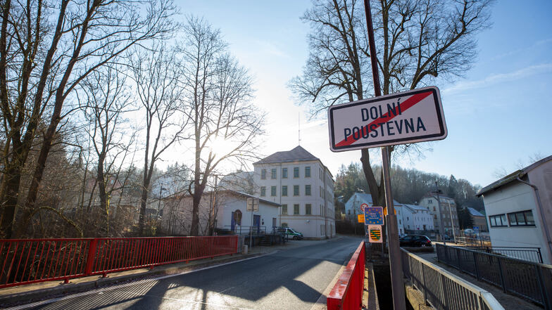 Grenzbrücke zwischen Dolni Poustevna und Sebnitz: „Je strenger wir das hier durchziehen, um so eher herrscht wieder Normalzustand.“