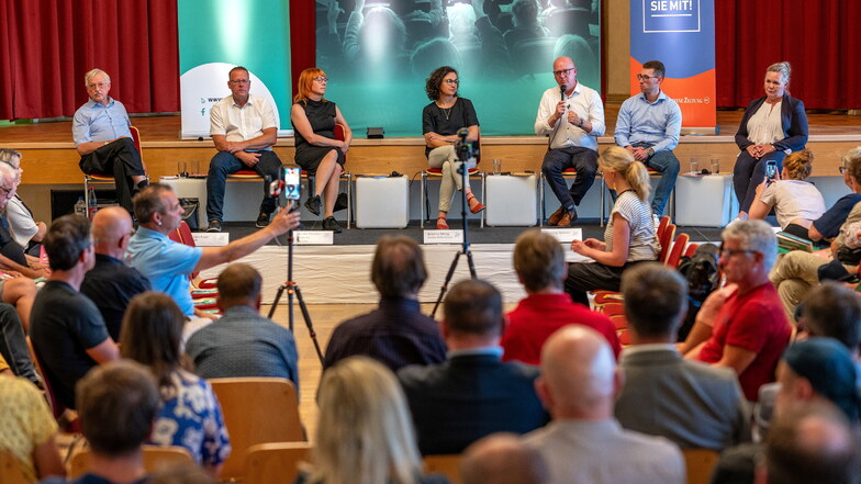 Die sieben Landtagskandidaten für den Wahlkreis Mittelsachsen 4 stellten sich im Volkshaus in Döbeln den Fragen des Publikums und der Moderatoren.