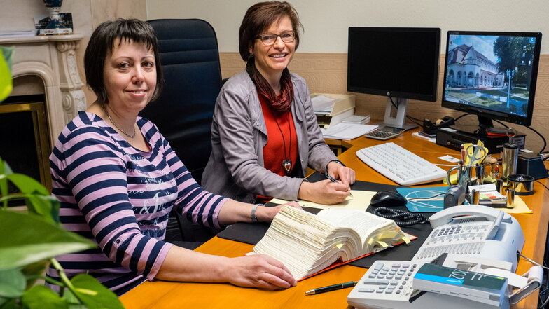 Büroleiterin Kerstin Wecke (links) und Kathrin Seiffert, Geschäftsführerin der Aktiva-JHL Steuerberatung in Görlitz, stemmen mit ihren Mitarbeitern das laufende Geschäft und zusätzlich Anträge auf Corona-Hilfen.
