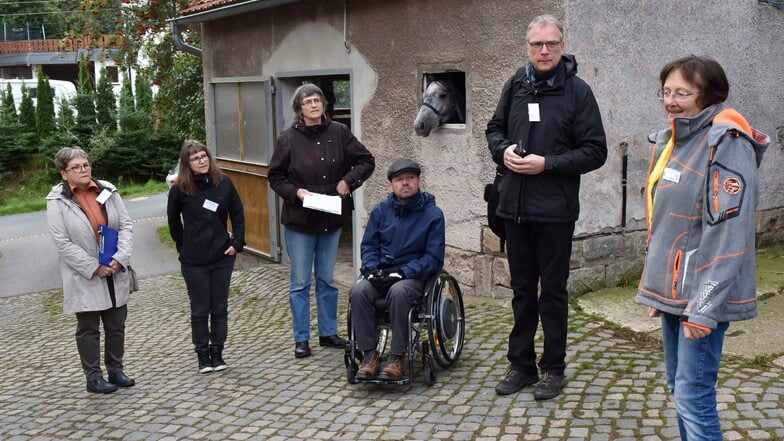 Karelli Krischker (li.) mit Jurymitgliedern und neugierigem Pferd auf Göhlers Pferdehof.