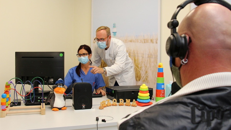 Beim Hörtest misst HNO-Chefarzt Dr. Alexander Blödow (Mitte) die Schallübertragung über
das Trommelfell und die sogenannte Gehörknöchelchenkette.