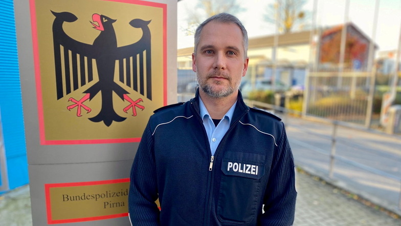 Axel Bernhardt, Sprecher Bundespolizeiinspektion Pirna, vor der Einfahrt der Dienststelle in Pirna.