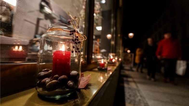Kerzenlicht gab es entlang der Steinstraße.