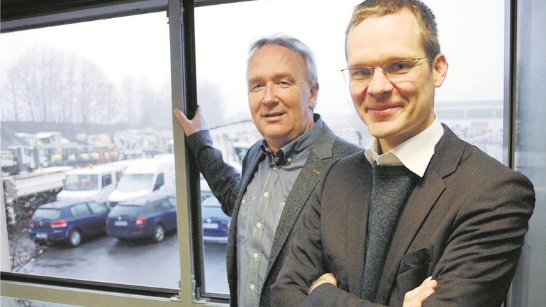 Ullrich Wustmann (links) und Achim Hohberger sind die neuen Geschäftsführer der Löbauer Firma STL. Sie haben die Unternehmensleitung zum 1. Januar übernommen und konnten gestern berichten, dass die Auftragsbücher für 2015 gut gefüllt sind. Foto: Thomas Ei