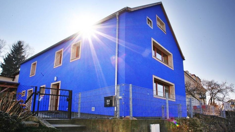 Schön oder hässlich: Über das blaue Haus an der Kirchstraße in Langebrück wird im Internet kontrovers diskutiert. Die Meinungen reichen von „schöner Farbtupfer“ bis zu „grässlich“. Foto: Willem Darrelmann
