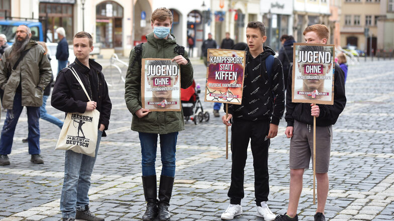 Auch junge Menschen waren darunter, die auf ihren Schildern unter anderem für eine "Jugend ohne Migrationshintergrund" warben. Die gezeigten Plakate entstammen der Kampagne "schülersprecher.info", die den Jungen Nationalsozialisten gehört.