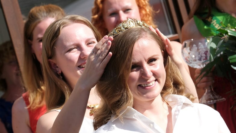 Krönung der neuen sächsischen Weinkönigin Ivanna Wübken aus Coswig in der Winzergenossenschaft Meißen am Dienstagnachmittag.