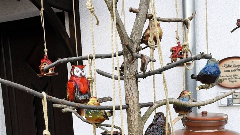 Dieser lustige Vogelbaum begrüßte und verabschiedete die Besucher am Tag der offenen Töpferei in der Werkstatt von Udo und Kurt Hirche in Sagar.