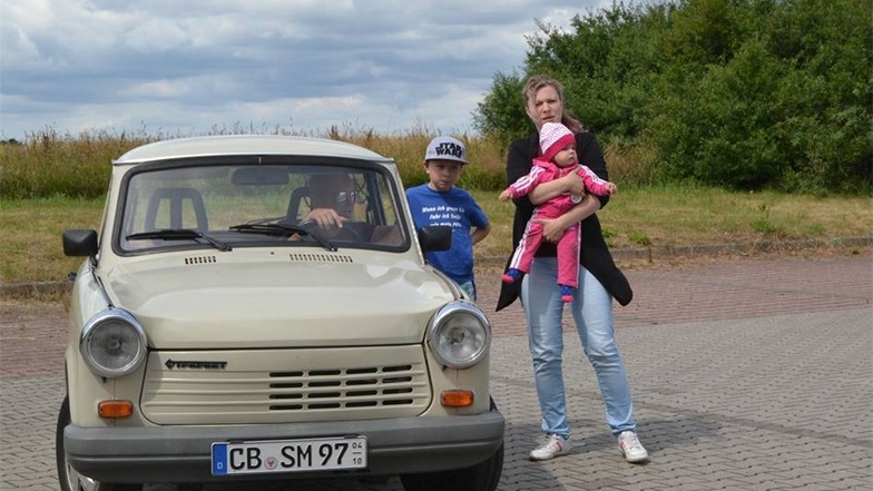 Mit Kind und Kegel nimmt diese junge Familie aus Cottbus an der Ausfahrt teil.