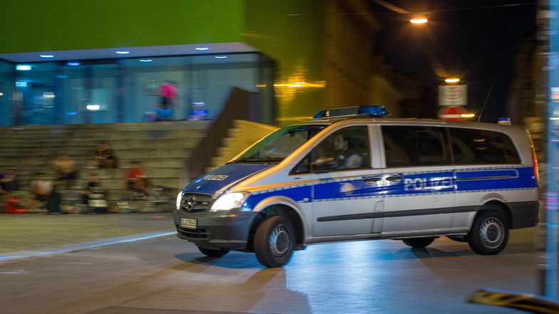 Polizei an der Scheune  in Alaunstraße. Auf der Straße ist es am frühen Mittwoch zu einem Einbruch in eine Bar gekommen.