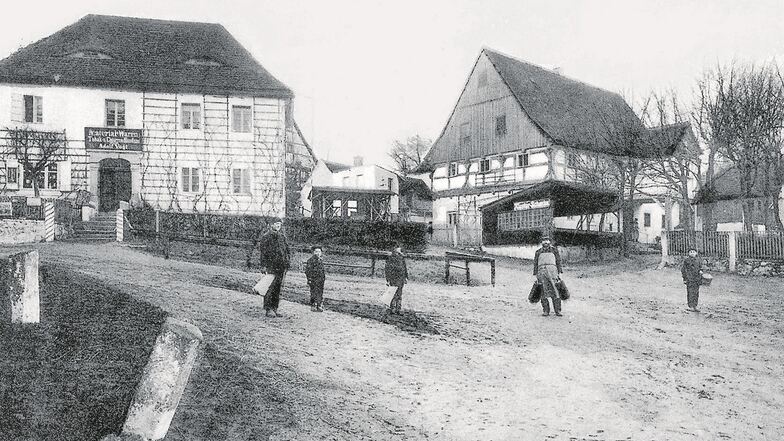 Die Klosterschenke um 1910: Sie war das Zentrum der bis 1922 selbstständigen Gemeinde Klosterfreiheit. Das Gebäude links war eine Materialwarenhandlung. Das
Foto stammt aus „Ostritz und seine Dörfer beiderseits der Neiße“ (2006, Lusatia-Verlag Bautzen).