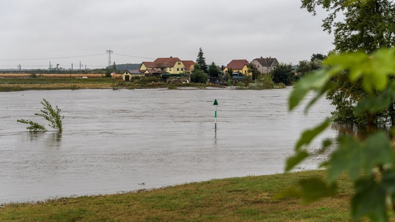 Ein Blick zu den unteren Elbhäusern in Bobersen zeigt, wie sehr das Wasser der Elbe in den vergangenen Stunden schon gestiegen ist.