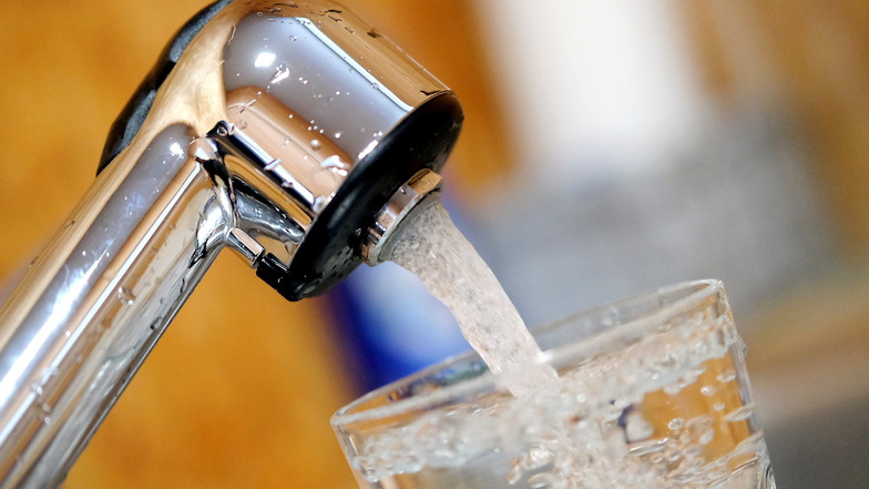 Das Trinkwasser wird teurer, für Einfamilienhäuser fast 40 Euro, für Stadtwohnungen etwa 20 Euro pro Jahr.