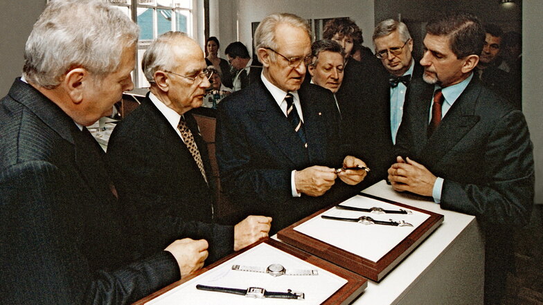 Die Lange-Geschäftsführung Hartmut Knothe, Walter Lange und Günter Blümlein (rechts) empfing den damaligen Bundespräsidenten Johannes Rau am 7. Dezember 2000 im neuen Showroom der Firma Lange.