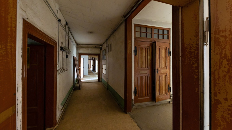 Alte Holztüren mit originalen Beschlägen und Zargen finden sich im ersten Oberrgeschoss.