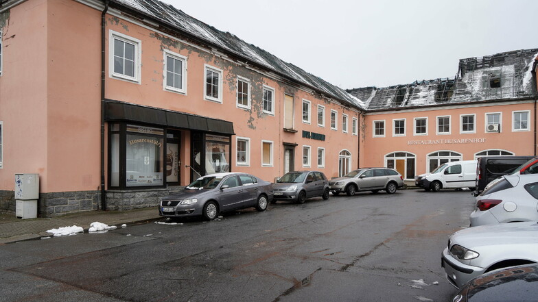 Die Brandruine des Husarenhof-Hotels in Bautzen soll ab Montag abgerissen werden.