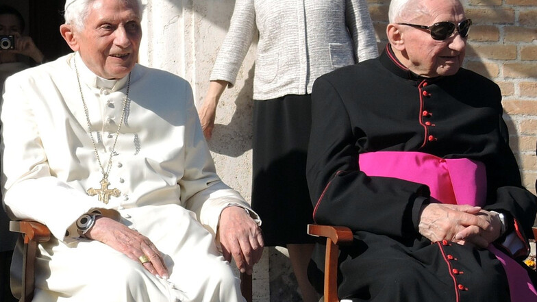 Der emeritierte Papst Benedikt XVI. (l) und sein Bruder Georg Ratzinger im Jahre 2017.