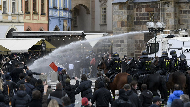 Prag: Polizisten setzten Wasserwerfer gegen Demontranten ein.