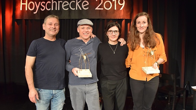 Gruppenfoto der Gewinner: Die Publikumssieger Georg Clementi (mit Hoyschrecke) und Band (Ossy Pardeller, Bojana Popovicki ). Rechts die Jurysiegerin Franziska Günther.