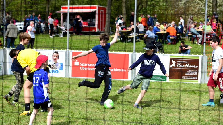 Beim Soccer-Turnier der Sparkasse spielen drei Kicker in einem Team, ohne Torwart.