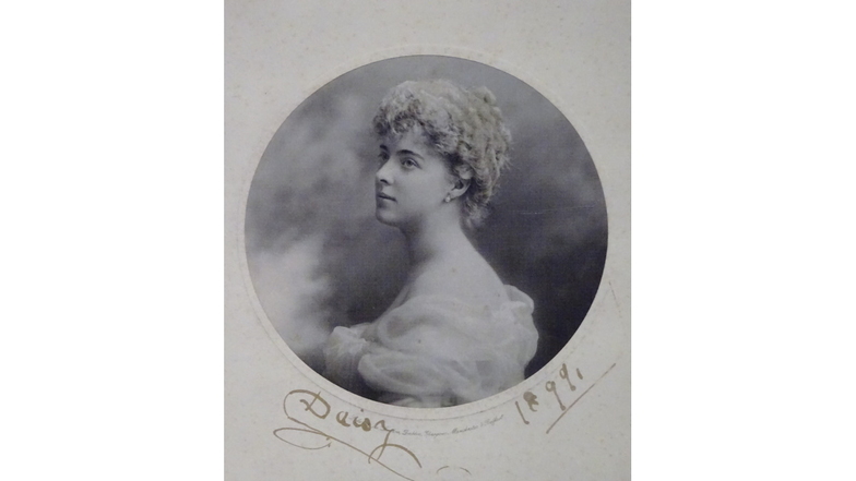 Daisy von Pless galt einst in der Londoner Gesellschaft als eine der schönsten Frauen ihrer Zeit. Diese Abbildungen in dieser Fotogalerie sind in einer Ausstellung auf Schloss Fürstenstein bei Waldenburg (Wabrzych) zu sehen.