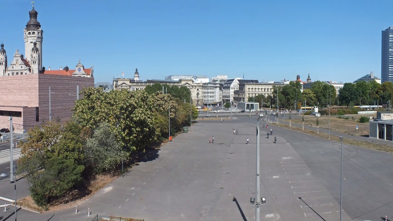 Diese Aufnahme des Wilhelm-Leuschner-Platz ist schon älter - getan hat sich aber wenig. Die Fläche harrt noch immer einer Bebauung.
