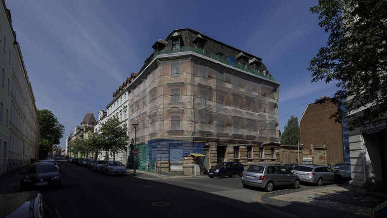 Die neuen Eigentümer haben das Eckhaus Sohrstraße 9/Emmerichstraße kürzlich gesichert und die Fassade mit einem Netz versehen. Die Sanierung soll noch dieses Jahr beginnen.