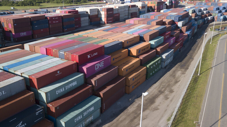 Container der China Shipping Group und anderen Unternehmen stehen am Hafen Virginia International Terminal. US-Präsident Trump hat den Handelskrieg mit China drastisch verschärft.