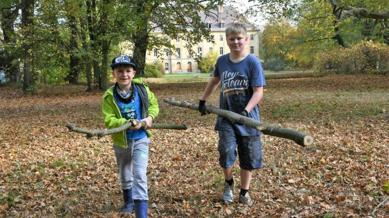 Der achtjährige Oksar und der vier Jahre ältere Karl-Johann sind die jüngsten Teilnehmer am Arbeitseinsatz des Heimatvereins am Sonnabend im Schlosspark in Uhyst.