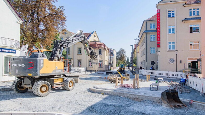 Blick von der Ecke Wilhelm-Eichler-, Herrman-Ilgen-Straße auf die Kreuzung vor der Sparkasse in Radebeul-West: Dort wird noch emsig gebaut. Wegen der Baustelle müssen Fußgänger Umwege laufen. Auch zum Weinfest?