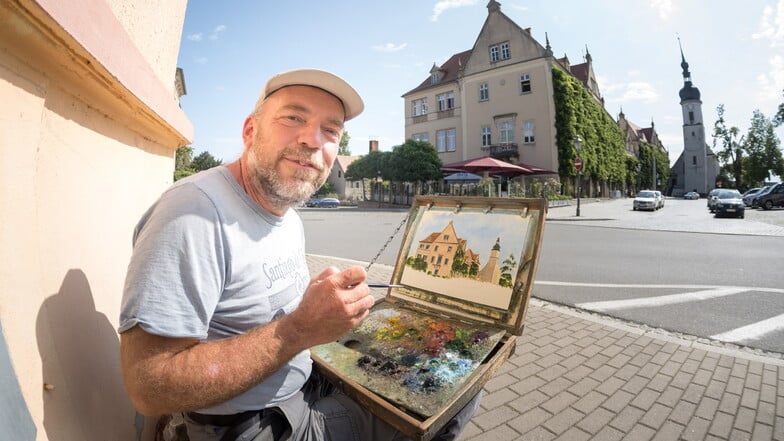 Maler hält das Riesaer Rathaus fest
