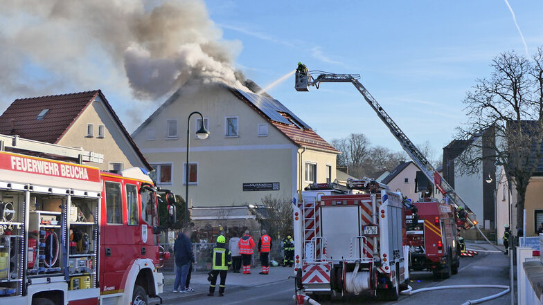 In Brandis brennt der Dachstuhl eines Hauses. Die Feuerwehr ging mit Wasser gegen die Flammen vor.