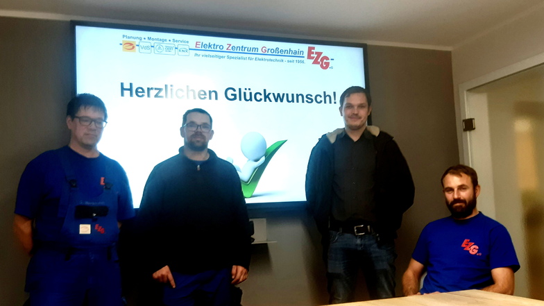 Clemens Hartmann (52), Rene Hillebrand (36) und Veit Nuglisch (36) (v.l.) haben beim EZG Großenhain einen beruflichen "Qantensprung" absolviert. Ausbilder Hendrik Tetzner (re.) hat den Prozess begleitet.