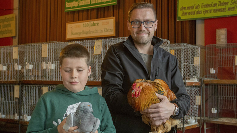 Sie freuen sich, dass sie ihre Tiere am Wochenende zeigen können: der neunjährige Carlo Hergesell mit einer Luchstaube und der zweite Vorsitzende des Elstraer Rassegeflügelzuchtvereines Daniel Böhm mit einem Brahma-Hahn.