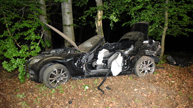 Das Fahrzeug kam erst im angrenzenden Rossauer Wald zum Stehen. An ihm entstand Totalschaden.
