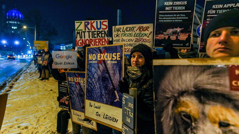 Auf das Stehen in der Kälte waren die Demonstranten von verschiedenen Tierschutzorganisationen, unter anderen Peta, vorbereitet. Sie appellierten daran, das Vorführen von Tieren im Zirkus als Tierquälerei zu untersagen. Im Zelt war von ihnen jedoch nichts