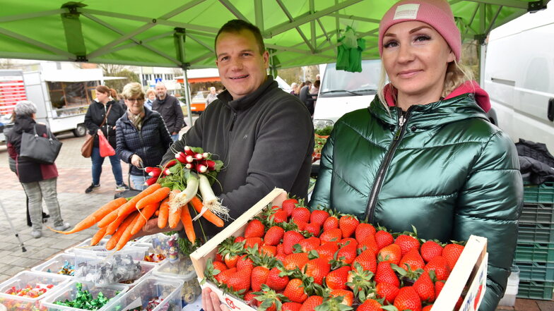 Martin und Ewelina Galla kommen aus Polen und bieten auf dem Wochenmarkt Obst und Gemüse an.