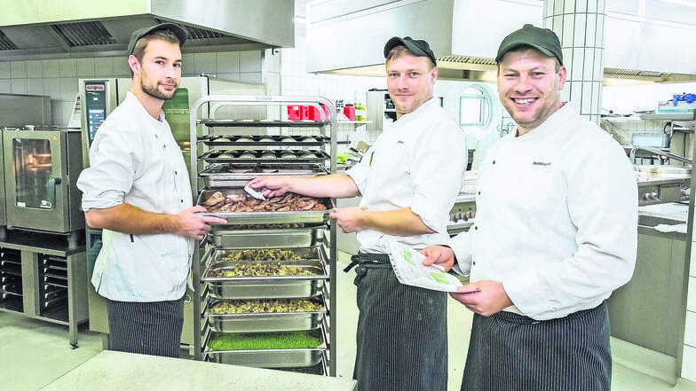 Küchenchef André Mühlfriedel, Eric Schimmel und Michal Koran (v.r.n.l.) haben Freude in der Küche.