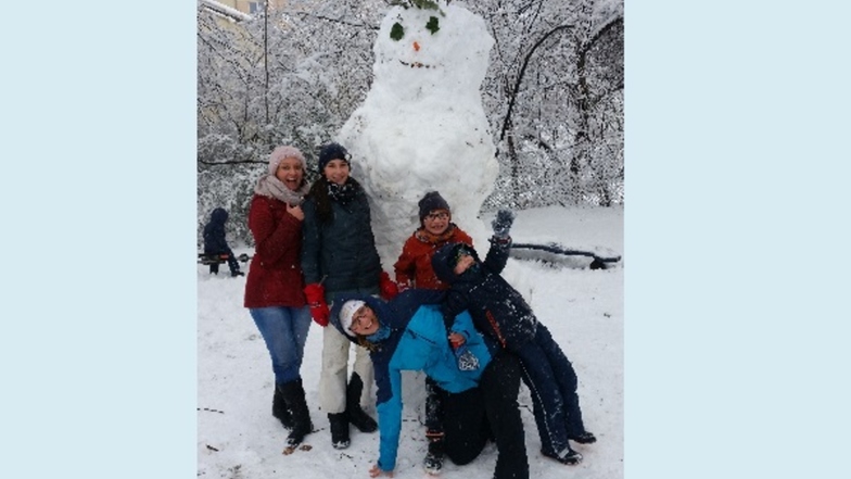 Gut drei Meter hoch ist der Schneemann geworden, der seit Sonntag an der Bautzener Wallstraße steht.