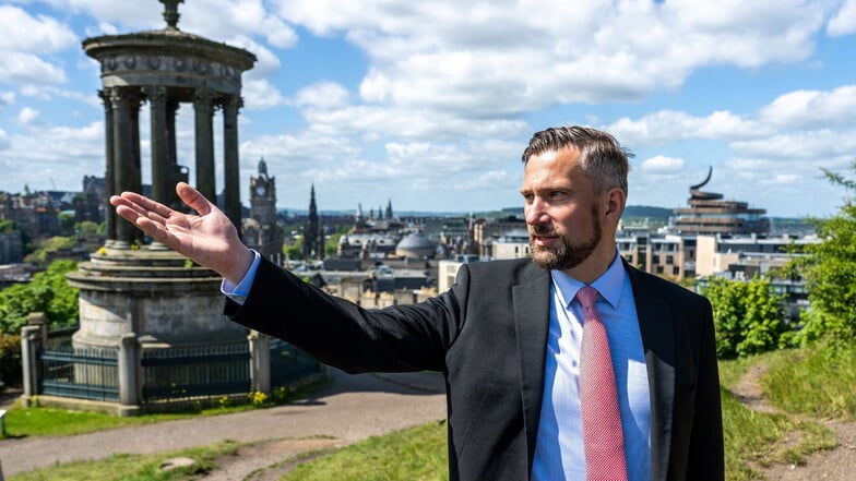 Sachsens Wirtschafts- und Verkehrsminister Martin Dulig auf dem Calton Hill in Edinburgh: Die schottische Metropole markiert das Ende der Reise auf die Insel.