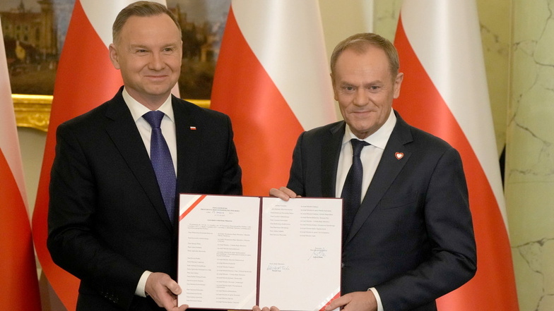 Polens Präsident Andrzej Duda (l.) hat die neue proeuropäische Regierung von Donald Tusk vereidigt.