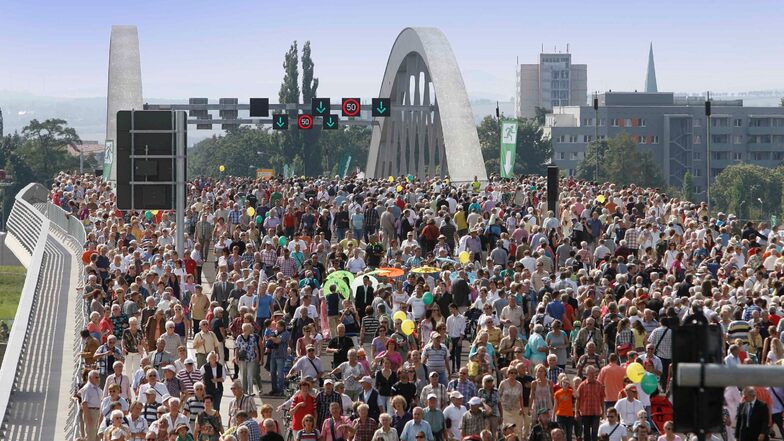 Am Eröffnungswochenende im August 2013 kamen rund 190.000 Besucher, um die neue Brücke zu testen.