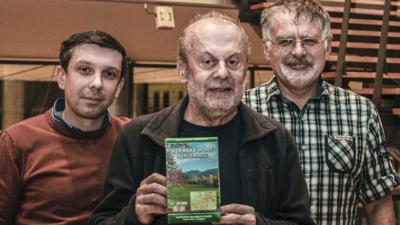 Die Autoren Jan Heinzl und Otokar Simm sowie Kartograph Jan Prásil (von links) präsentieren die neue Landkarte fürs Isergebirge.