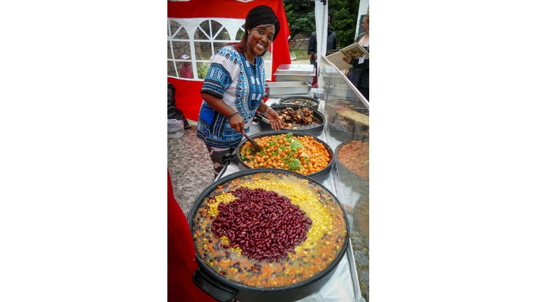 Jackline Nadler aus Kenia hat die Besucher des Afrika-Festes in Schrebitz am Samstag mit Streetfood aus ihrem Heimatland beköstigt. Darüber hinaus gab es mit Trommelmusik auch den gesamten Tag etwas auf die Ohren.
