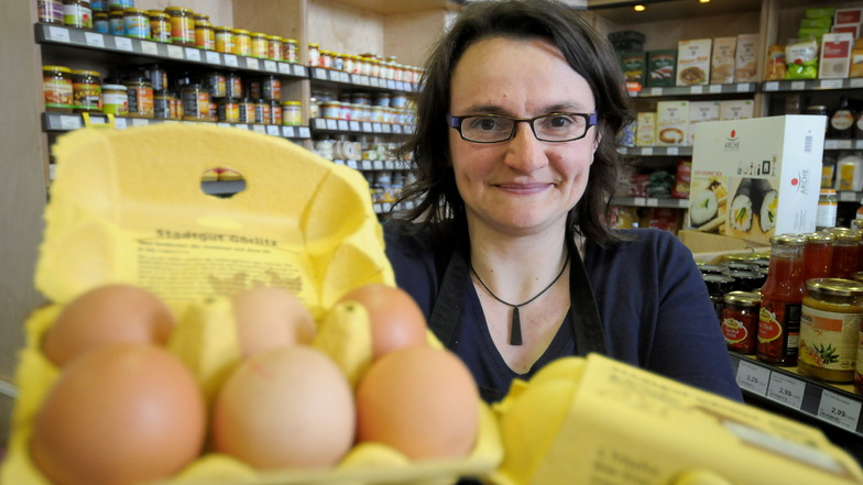 Jana Michel zeigt Bio-Eier, die zur Produktpalette des Bioladens im Bahnhof gehören.