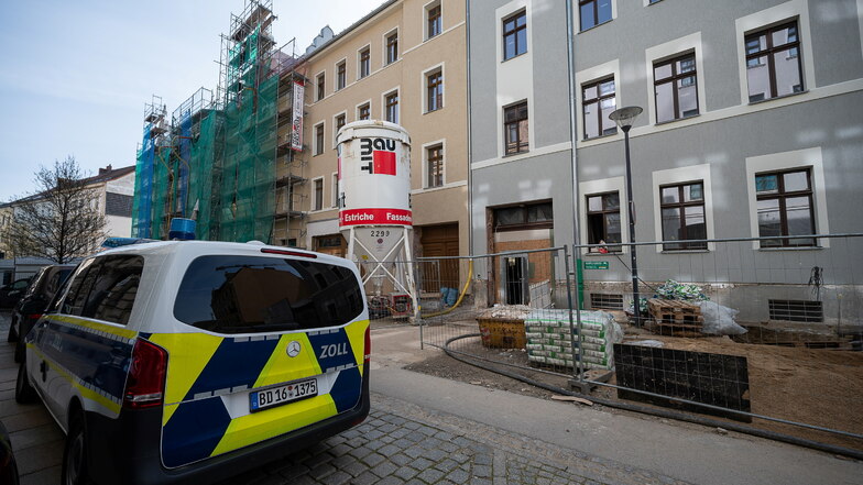 Der Zoll hat am Mittwoch eine Kontrolle auf der Baustelle des Erweiterungsbaus des Landratsamtes in der Görlitzer Salomonstraße durchgeführt.