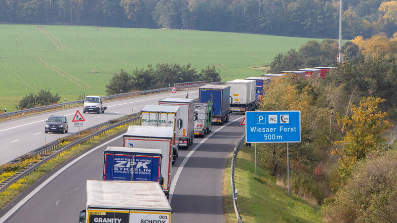 Egal aus welchem Grund: Der Verkehr staut sich oft auf der Autobahn A 4 kurz vor der polnisch-deutschen Grenze bei Görlitz.